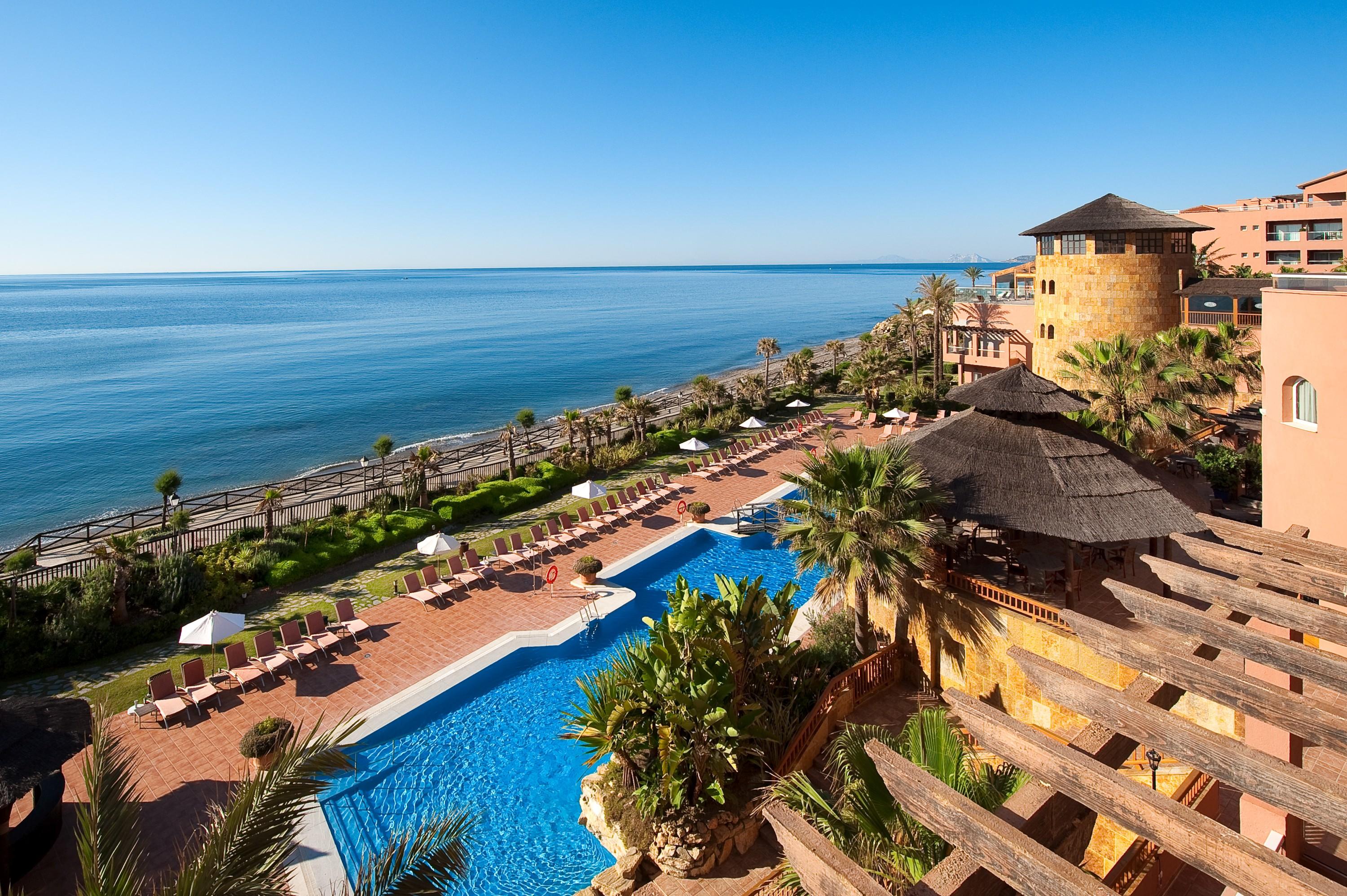 Elba Estepona Gran Hotel & Thalasso Spa Exterior foto The resort's swimming pool