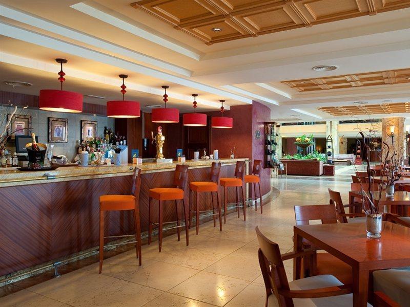 Elba Estepona Gran Hotel & Thalasso Spa Exterior foto The bar at the hotel
